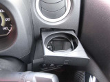 運転席右手前のカップホルダーです。助手席側にもあります。