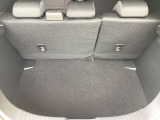 ラゲージルーム!後ろのシートは片方ずつ倒せます。乗る人や積む荷物に応じてアレンジが可能ですので多彩に使えてとても便利です。