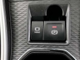 電動パーキングが付いておりオート機能をONにし、シフトレバーを「P」ポジションに入れると自動で作動します。また、アクセルを踏むと自動で解除されます。