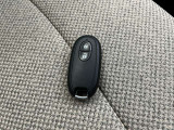 付いてて便利!とても人気の高い装備のスマートキーシステム。キーを携帯しているだけで、ドアロックの開閉並びにエンジンの始動が可能な装備です。