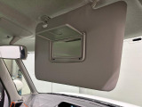 運転席、助手席共にサンバイザー&バニティミラー、運転席側にはチケットフォルダーも付いてます。
