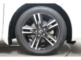 純正のアルミホイールが足元を飾ります!タイヤサイズは215/55R17です。