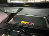 ワイヤレス充電機能で接続の手間いらず。スマートフォンなどをワイヤレスで充電可能です。