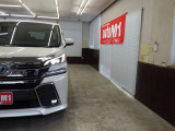 当店では専任のメカニックが大切なお客様のお車を一台一台丁寧に整備いたします。自社認証工場にてリフトアップし下回りまでキッチリ検査いたします。