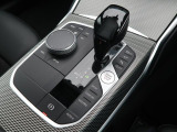【シフトノブ】BMWの高性能オートマチックは、ATセレクトレバーを左側に倒すことで、通常の「D」から「S」(スポーツ)または「M」(マニュアル)へと切り替えが可能です。