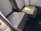 セカンドシートです!!前後のスライドが出来ますので、シーンに応じて足元を広くしたり、ラゲッジスペースを広げたりと様々なシートアレンジが可能です!!