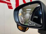 ブラインドスポットモニター。車両後方の死角領域を感知する安全装置で、サイドミラーに設置したインジケーターが点灯して危険を知らせてくれます。