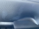 運転席ドアの内張に汚れがございます。
