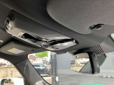 ルームランプスイッチ付近にSOSコールを装備。エアバックが展開する事故などのときには、車台番号、GPSの位置情報、乗車人数(シートベルト装着数)をMINIのサポートセンターへ通報します。