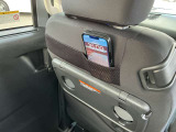 スマホなど小物の収納に便利なポケット