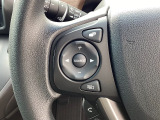 ステアリングの左側にはオーディオリモコンスイッチが付いています。運転中でもハンドルから手を離すことなくオーディオのソースやチャンネル、音量等が変えられますので、楽々安全安心です♪
