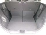 後席をスライドできます。荷室を広げられます。