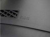 ◆助手席エアバッグ◆SRSエアバッグは、シートベルトだけでは防ぎきれない衝突時の衝撃から乗員を守るための安全装置。衝突時に瞬時に膨らみ、頭部や胸部がダッシュボードに直接衝突するのを防ぎます。