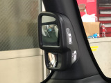 【ピタ駐ミラー】運転席に座った状態で死角になりやすい左側やクルマの後ろの様子まで確認でき、幅寄せや縦列駐車、車庫入れの際に役立ちます。