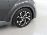 装着タイヤサイズは、225/50R18です。純正アルミホイールを装着しております。