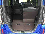 後席は分割可倒式で、用途に合わせてアレンジ可能。荷物の量や乗車人数に応じて柔軟に使える便利なシートです。