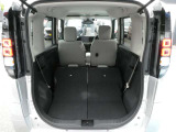リアシートを倒すと『何ということでしょう』とても広い荷室に早変わり!!