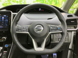 握りやすいステアリングで、長距離運転でも疲れにくい設計です。操作系の配置も見やすく、運転をサポートします。