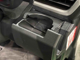 回転式カップホルダー(運転席)は角型パック,ペットボトルなどの丸型に対応。閉じればスマートフォン立てにも使用できます。