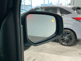 後側方衝突防止支援システムと後側方車両検知警報が付いています!車両の後ろ側方の死角に車が居る場合にドアミラーのランプが点灯し、注意を促して補正してくれます!車線変更などのときにとても便利ですね!