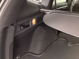 後部座席を荷室側から倒すレバーを装備