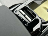 フロントシートからはすでてのパワーウインドを操作できます。REARと書かれたボタンを押すとフロントウインドとリアウインドの操作を切り替えることができます。