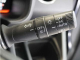 【オートライト】車外の明るさに応じて自動で点灯します。手動で点灯/消灯させることもできます。