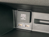 【アクセサリーソケット(電源ソケット)】電源からケーブルをつなげば、スマートフォンなどの電子機器の充電などを行うことができます!ゲーム機器や、カメラの充電にも便利ですね。