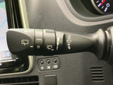 視界を確保するためのワイパー操作も、簡単にできます。雨の日でも安心して運転できます。