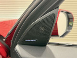 ハーマンカードンは移動中の車内空間をより快適に過ごす為のスピーカーで600W・9チャンネル・サラウンド・車両専用のイコライザーが装備され、良質な音源でございます。