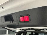 【電動開閉テールゲート】運転席やキースイッチで自動開閉できます。さらに、テールゲートにあるスイッチでも閉めることができます。テールゲートの開口角度の設定できます。