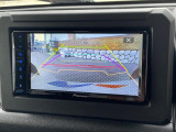 【バックカメラ】駐車時に後方がリアルタイム映像で確認できます。大型商業施設や立体駐車場での駐車時や、夜間のバック時に大活躍!運転スキルに関わらず、今や必須となった装備のひとつです!