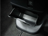 ◆センターロアボックス◆インパネ中央の下部には、ごみ箱としても使用する事ができるセンターロアボックスを装備しております。