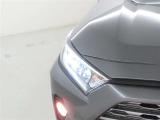 精悍な目つきのLEDヘッドランプを装備しております。