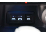 充電用USB端子付き。スマートフォンなどの充電に便利です。