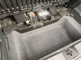 ラゲッジルーム下に工具やパンク修理剤などが収納されています。