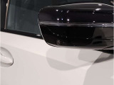 BMWのミラーは車種によって異なりますがレーンチェンジウォーニングが装備されております。詳しくは当店スタッフまでお問い合わせくださいませ。