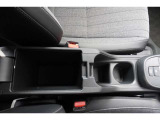 運転席と助手席の間にドリンクホルダーと便利な収納ケースが付いています♪