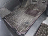 内装工程では、中古車を気持ちよくお乗りいただけるよう清掃しております。