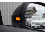 サイドミラー内側に内蔵されたLEDライト。後方死角から接近する車両を感知しドライバーに警告するサイドアシストを装備