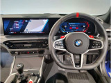 BMWのステアリングはドライバーと車体が一体感に感じれるような操作性を実現しております。また、握りやすさや操作性を向上するためにスイッチ類も配置されております。