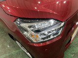 白く明るい光で夜間走行をサポートするLEDヘッドランプを搭載