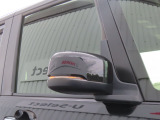 【LEDドアミラーウインカー】ドアミラーにウィンカーが付いているので、周りの車がウインカーやハザードに気付きやすくなります。右左折時や車線変更時の事故を防ぎ、安全に走行できます。