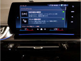 【ⅰドライブナビゲーション】文字情報も鮮明に表示する高解像度カラーディスプレイを採用。視認性に優れた地図デザインと特徴的な建造物を目印にした描写表示で現在位置を把握できます。地図データの更新も可能です