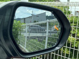 隣車線を走る車両をレーダーで検知し、ドアミラーでは確認しにくい後側方エリアに存在する車両に加え、急接近してくる車両も検知します。車両を検知するとドアミラーに搭載されたLEDインジケーターが点灯します。