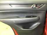 後席のドアトリムとパワーウィンドウスイッチです。
