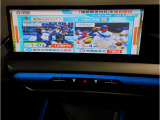 【ⅰドライブナビゲーション】文字情報も鮮明に表示する高解像度カラーディスプレイを採用。視認性に優れた地図デザインと特徴的な建造物を目印にした描写表示で現在位置を把握できます。地図データの更新も可能です