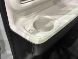 助手席側にも(前席/掘り込み式)ホットカップホルダー☆保温付で温活が車内でも実現♪600mlのペットボトルまで対応しておりスイッチ1つで温かい飲み物は保温を、冷たい飲み物は常温にしてくれます