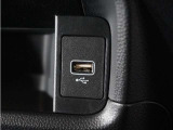 ◆USB接続端子◆スマホやiPodなどを接続して、いつもの音楽を車内でもお楽しみいただけます♪