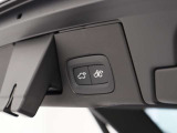 パワーテールゲートスイッチによりボタン操作でテールゲートが自動開閉します。また、鍵マークのついているスイッチはゲートが開く高さを調整できます。